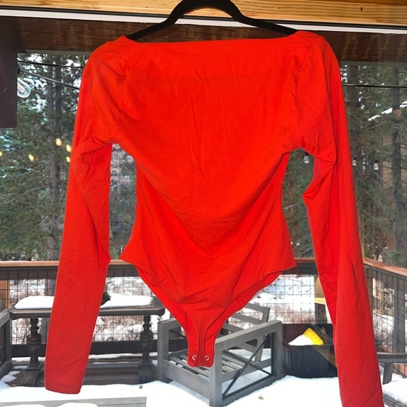 SKIMS Fits Everybody LongSleeve Square Neck Bodysuit - Picture 4 of 6